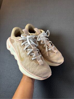 Nike Motiva Tan Sail White Women’s Gym Athletic Shoes Size 7